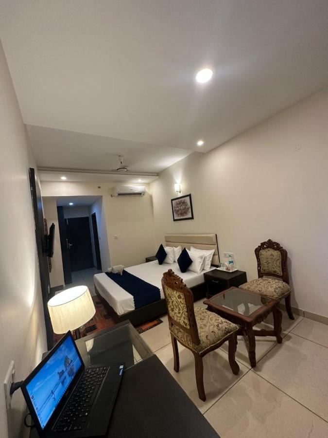 Hotel Jb Residency !! Luxurious & Royal Balcony Rooms !! Large Rooms Zirakpur 외부 사진