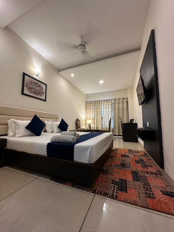 Hotel Jb Residency !! Luxurious & Royal Balcony Rooms !! Large Rooms Zirakpur 외부 사진