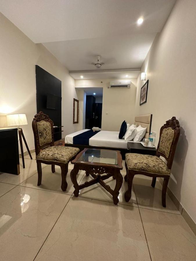 Hotel Jb Residency !! Luxurious & Royal Balcony Rooms !! Large Rooms Zirakpur 외부 사진