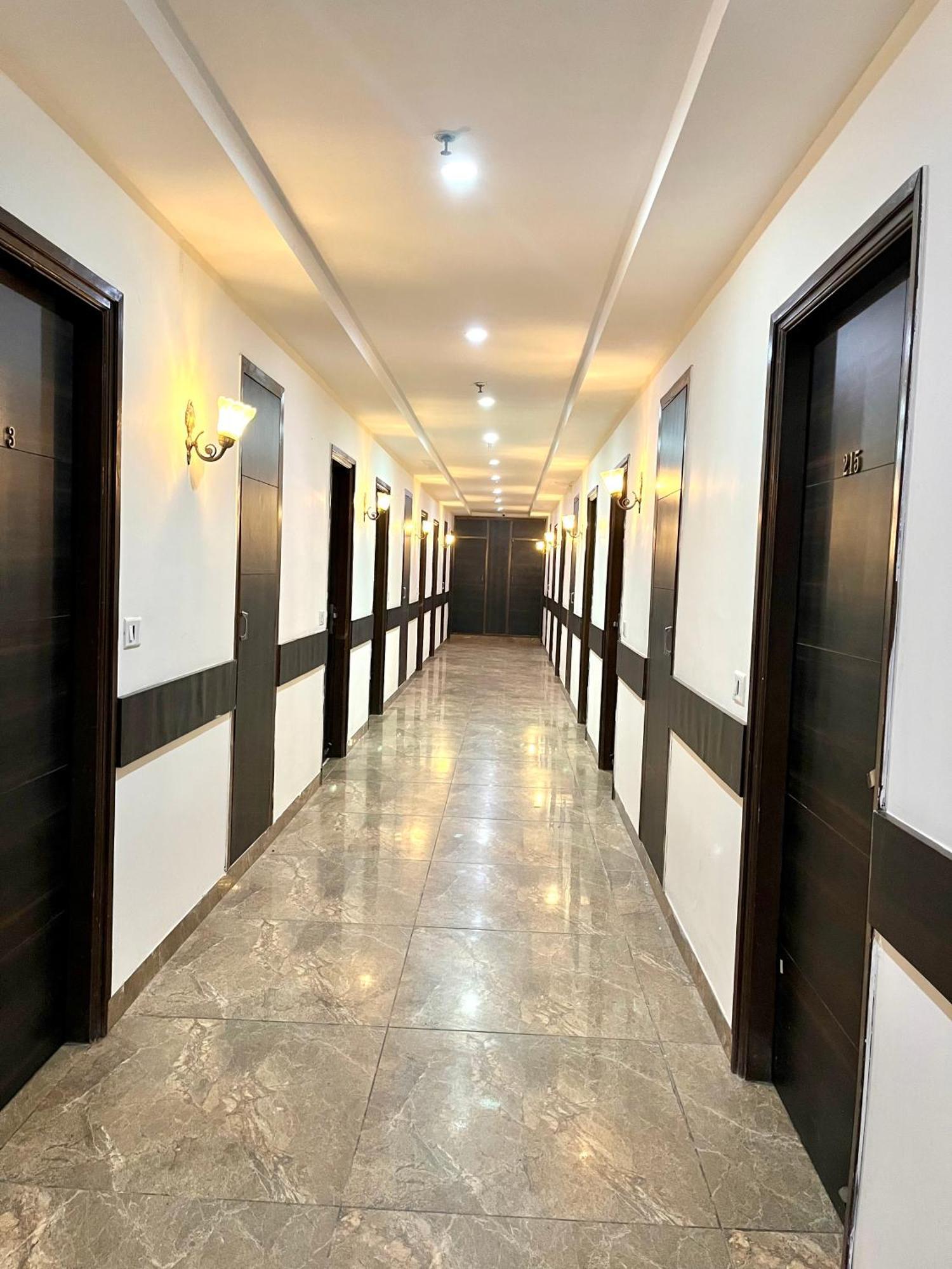 Hotel Jb Residency !! Luxurious & Royal Balcony Rooms !! Large Rooms Zirakpur 외부 사진