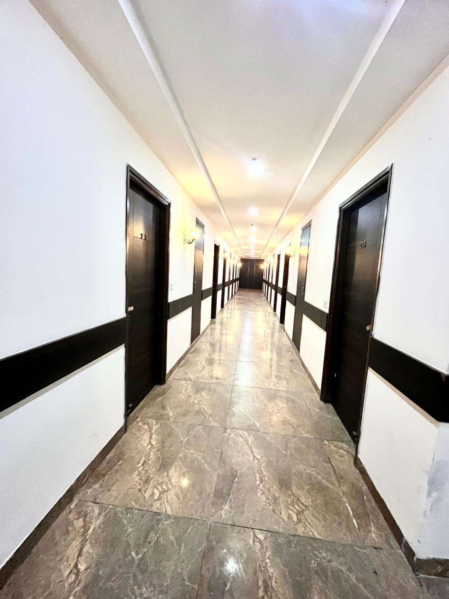 Hotel Jb Residency !! Luxurious & Royal Balcony Rooms !! Large Rooms Zirakpur 외부 사진