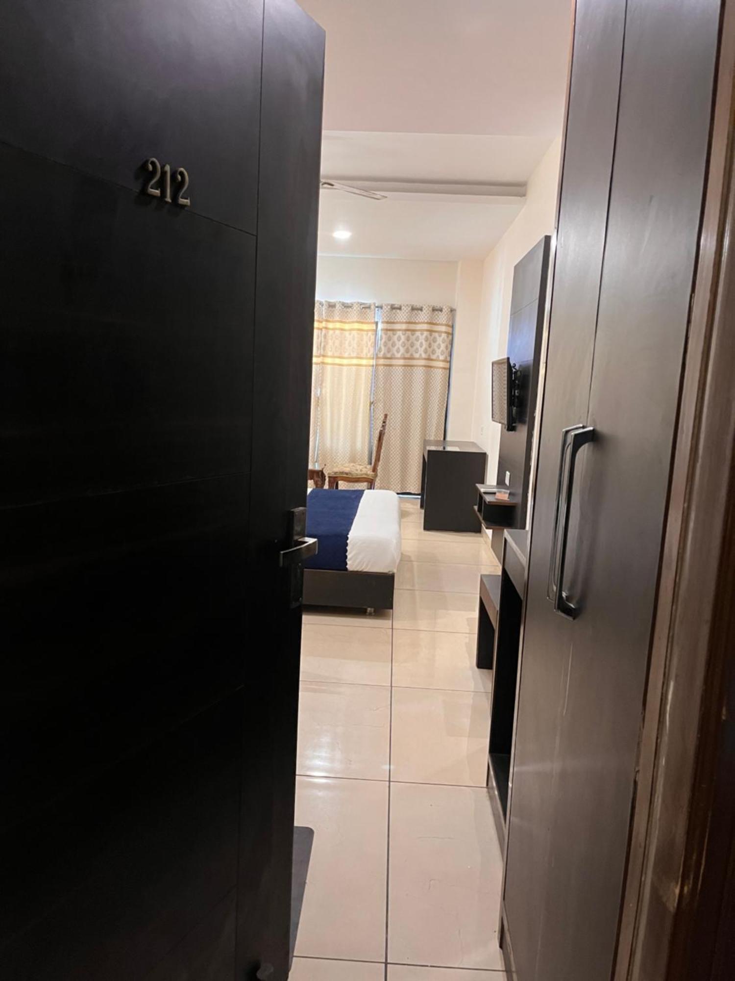 Hotel Jb Residency !! Luxurious & Royal Balcony Rooms !! Large Rooms Zirakpur 외부 사진
