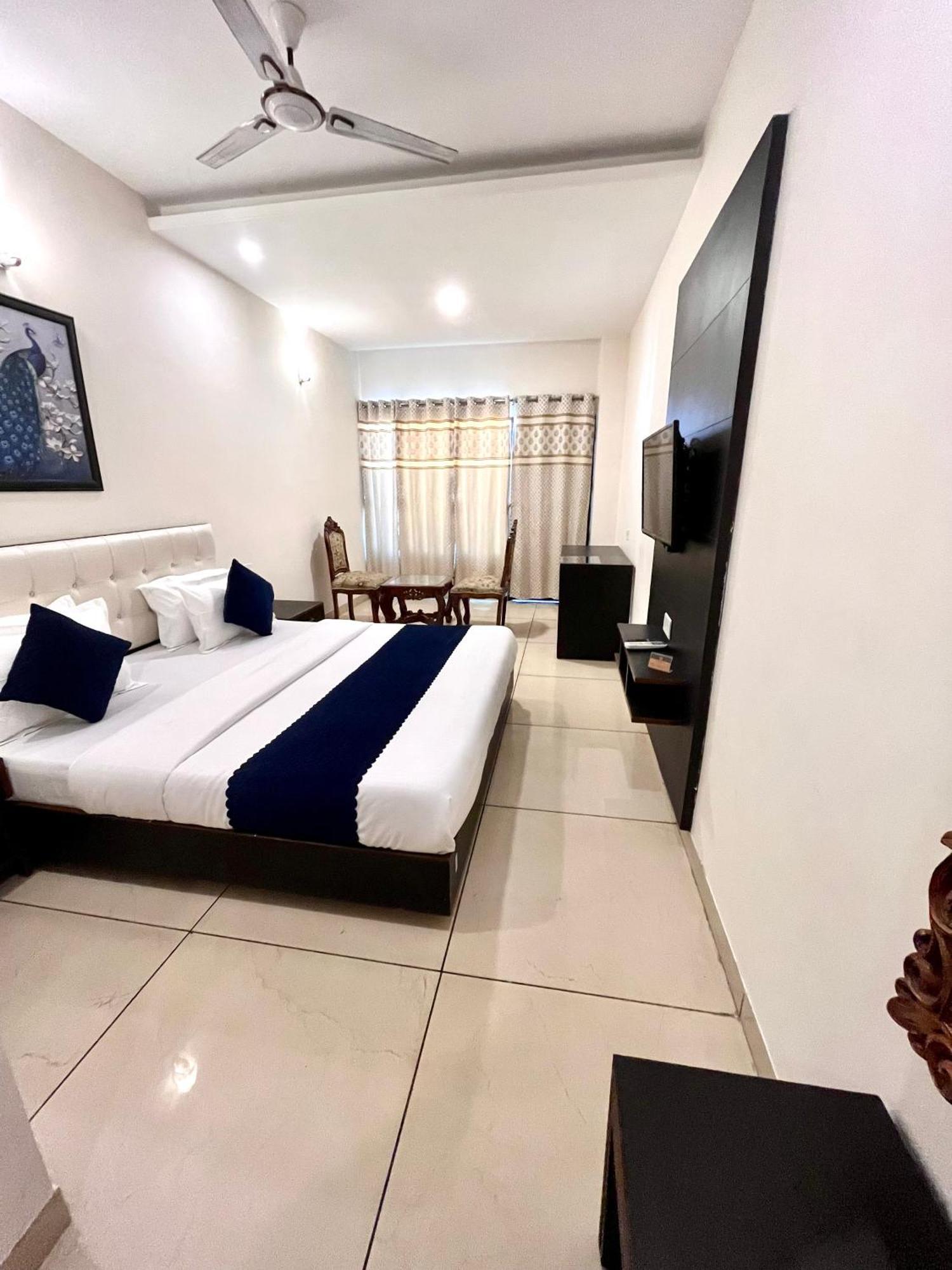 Hotel Jb Residency !! Luxurious & Royal Balcony Rooms !! Large Rooms Zirakpur 외부 사진