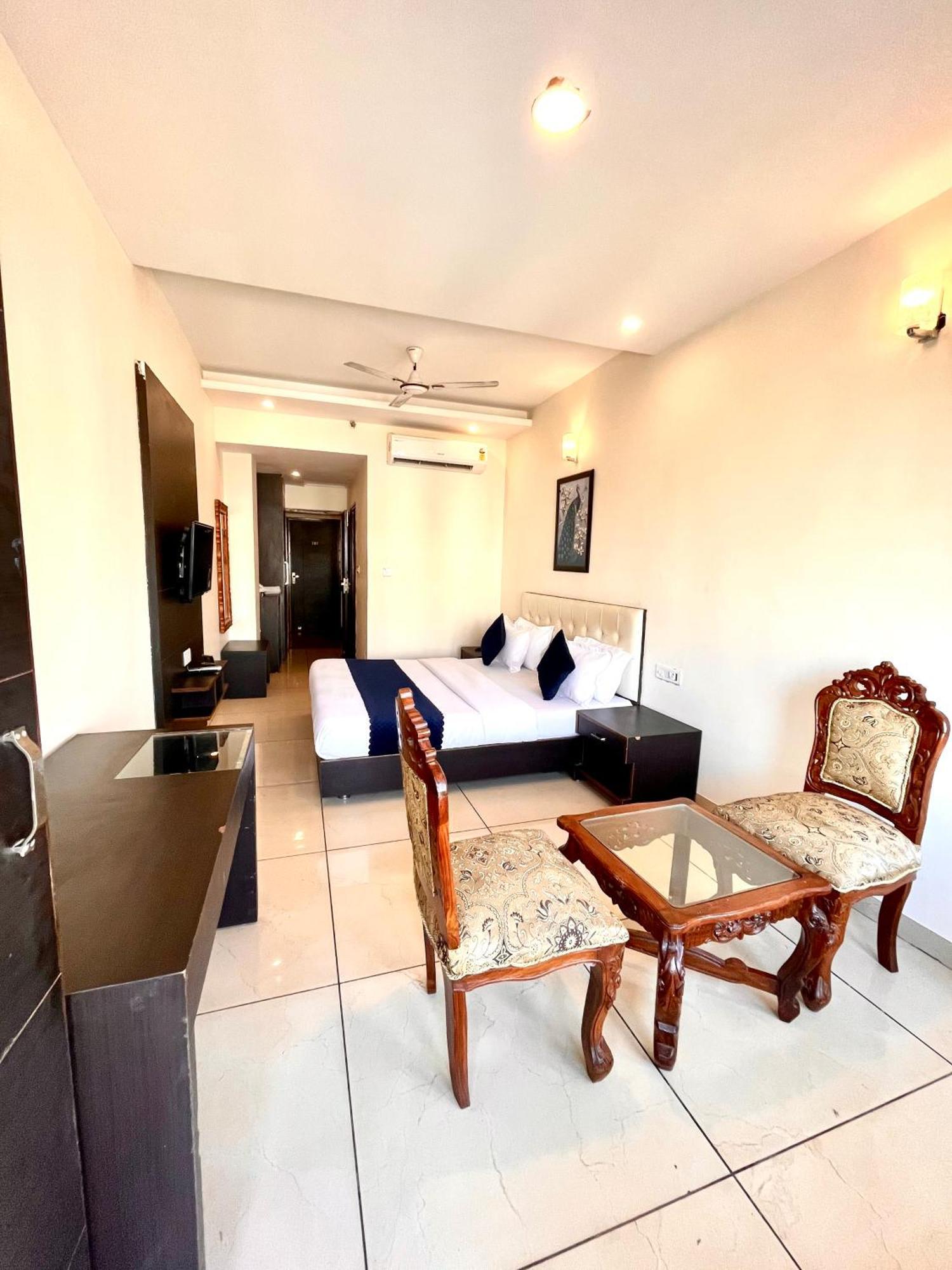 Hotel Jb Residency !! Luxurious & Royal Balcony Rooms !! Large Rooms Zirakpur 외부 사진