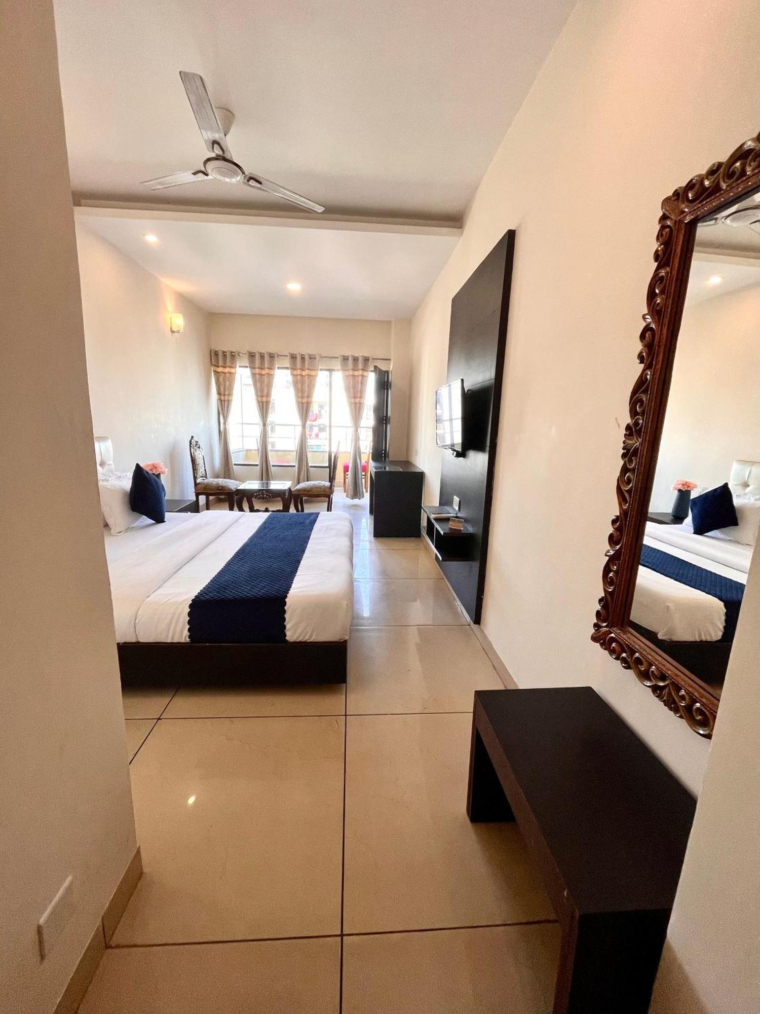 Hotel Jb Residency !! Luxurious & Royal Balcony Rooms !! Large Rooms Zirakpur 외부 사진