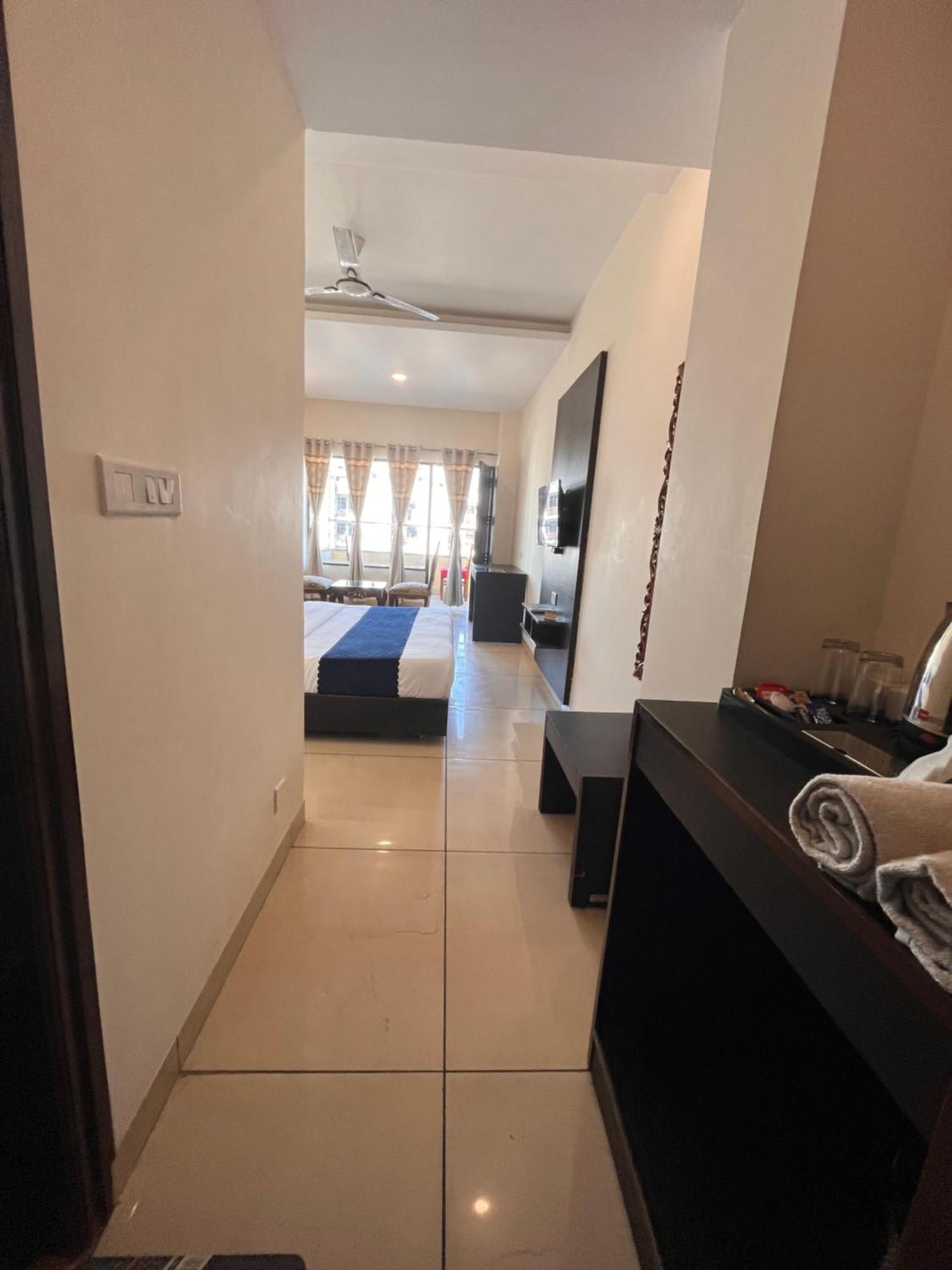 Hotel Jb Residency !! Luxurious & Royal Balcony Rooms !! Large Rooms Zirakpur 외부 사진