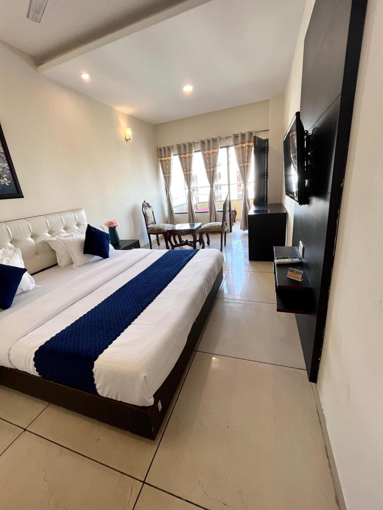 Hotel Jb Residency !! Luxurious & Royal Balcony Rooms !! Large Rooms Zirakpur 외부 사진