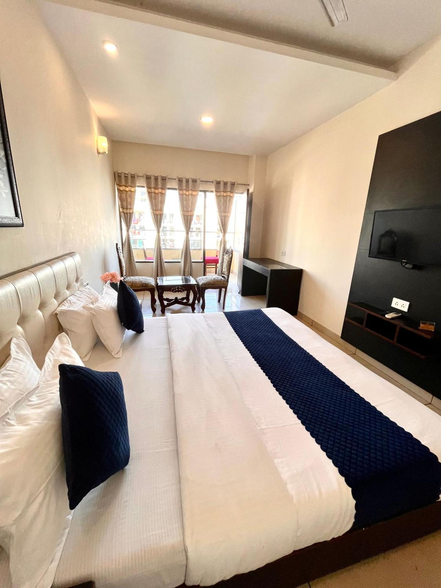 Hotel Jb Residency !! Luxurious & Royal Balcony Rooms !! Large Rooms Zirakpur 외부 사진