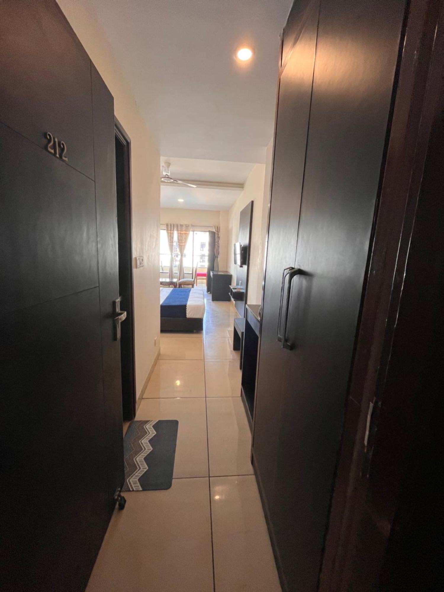 Hotel Jb Residency !! Luxurious & Royal Balcony Rooms !! Large Rooms Zirakpur 외부 사진