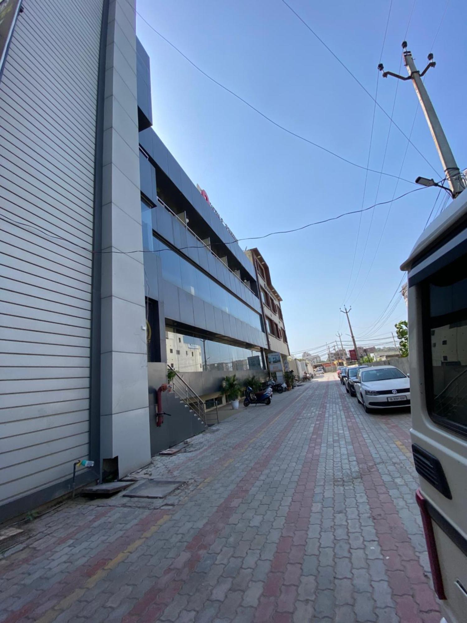 Hotel Jb Residency !! Luxurious & Royal Balcony Rooms !! Large Rooms Zirakpur 외부 사진