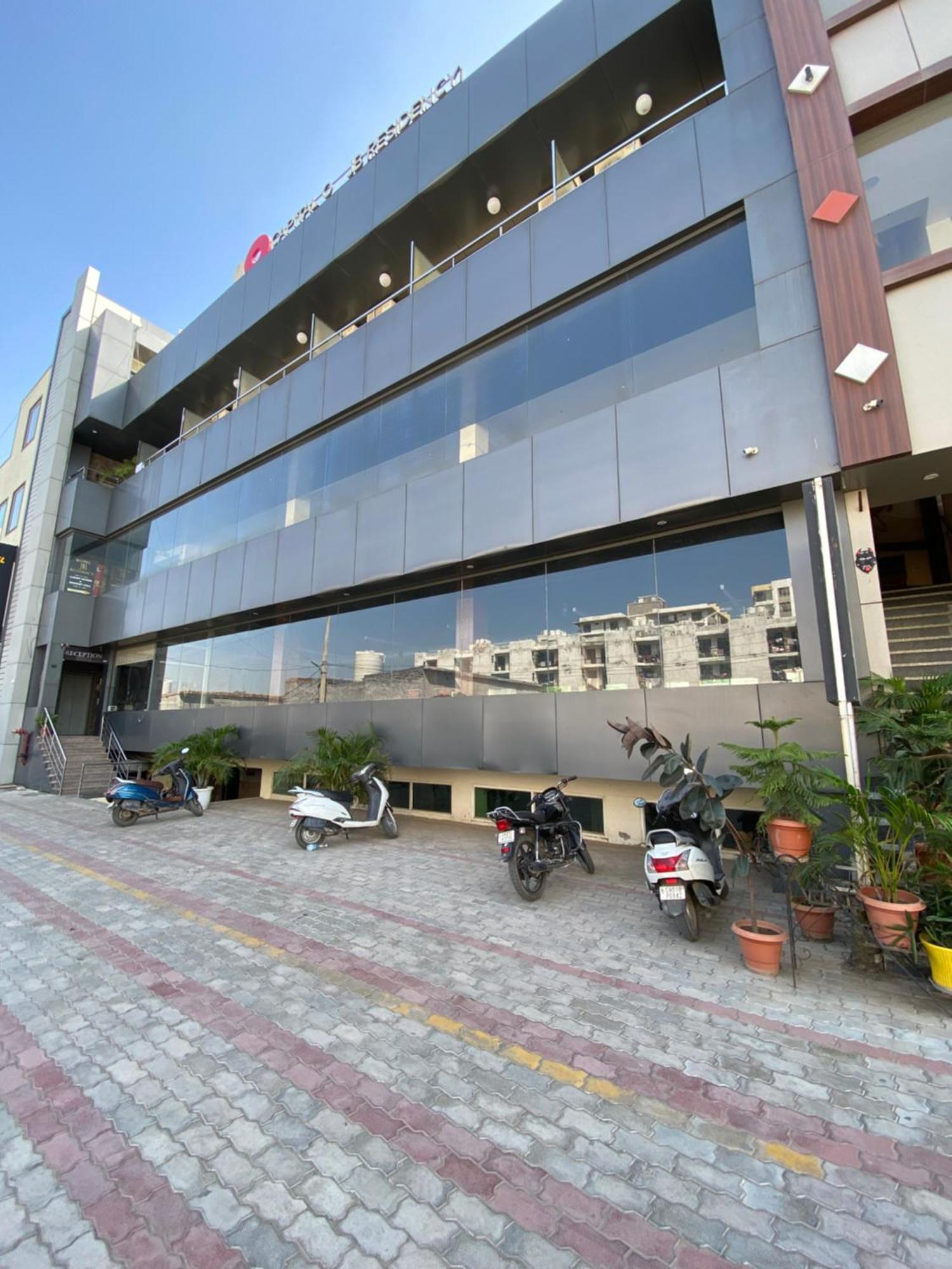 Hotel Jb Residency !! Luxurious & Royal Balcony Rooms !! Large Rooms Zirakpur 외부 사진