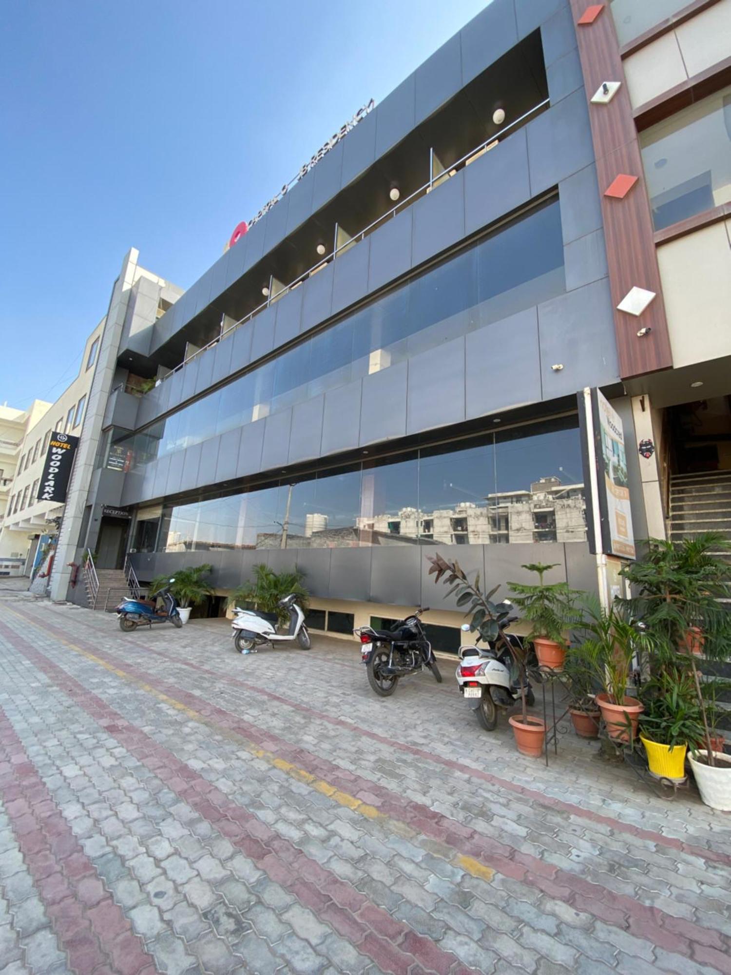 Hotel Jb Residency !! Luxurious & Royal Balcony Rooms !! Large Rooms Zirakpur 외부 사진