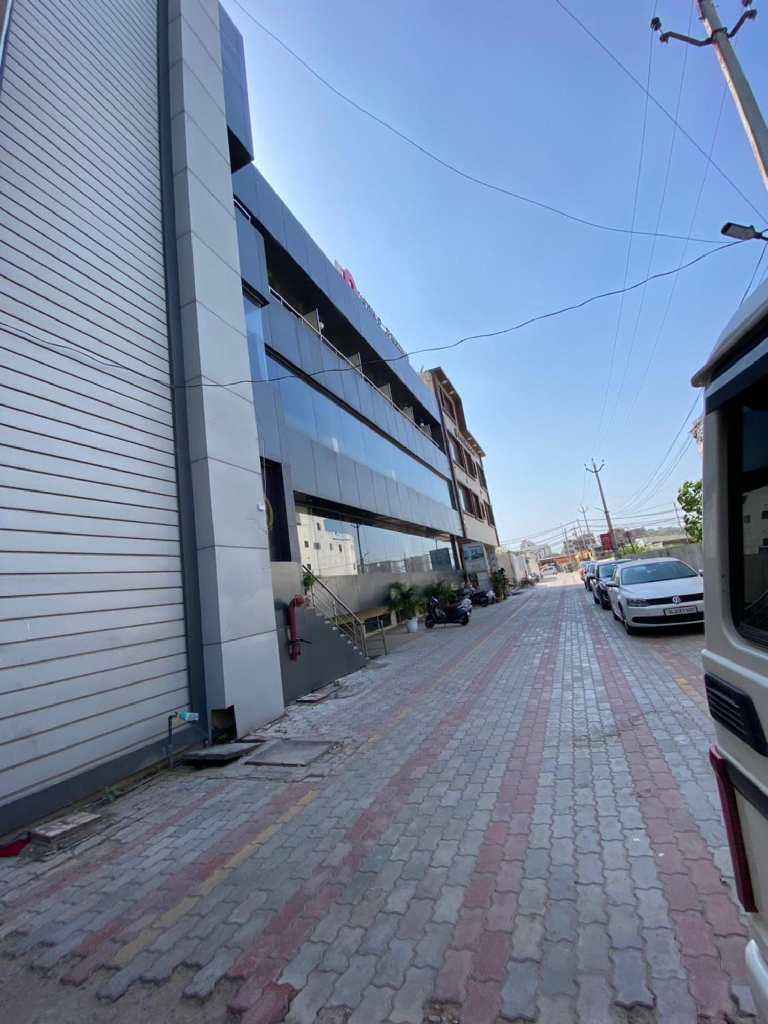 Hotel Jb Residency !! Luxurious & Royal Balcony Rooms !! Large Rooms Zirakpur 외부 사진