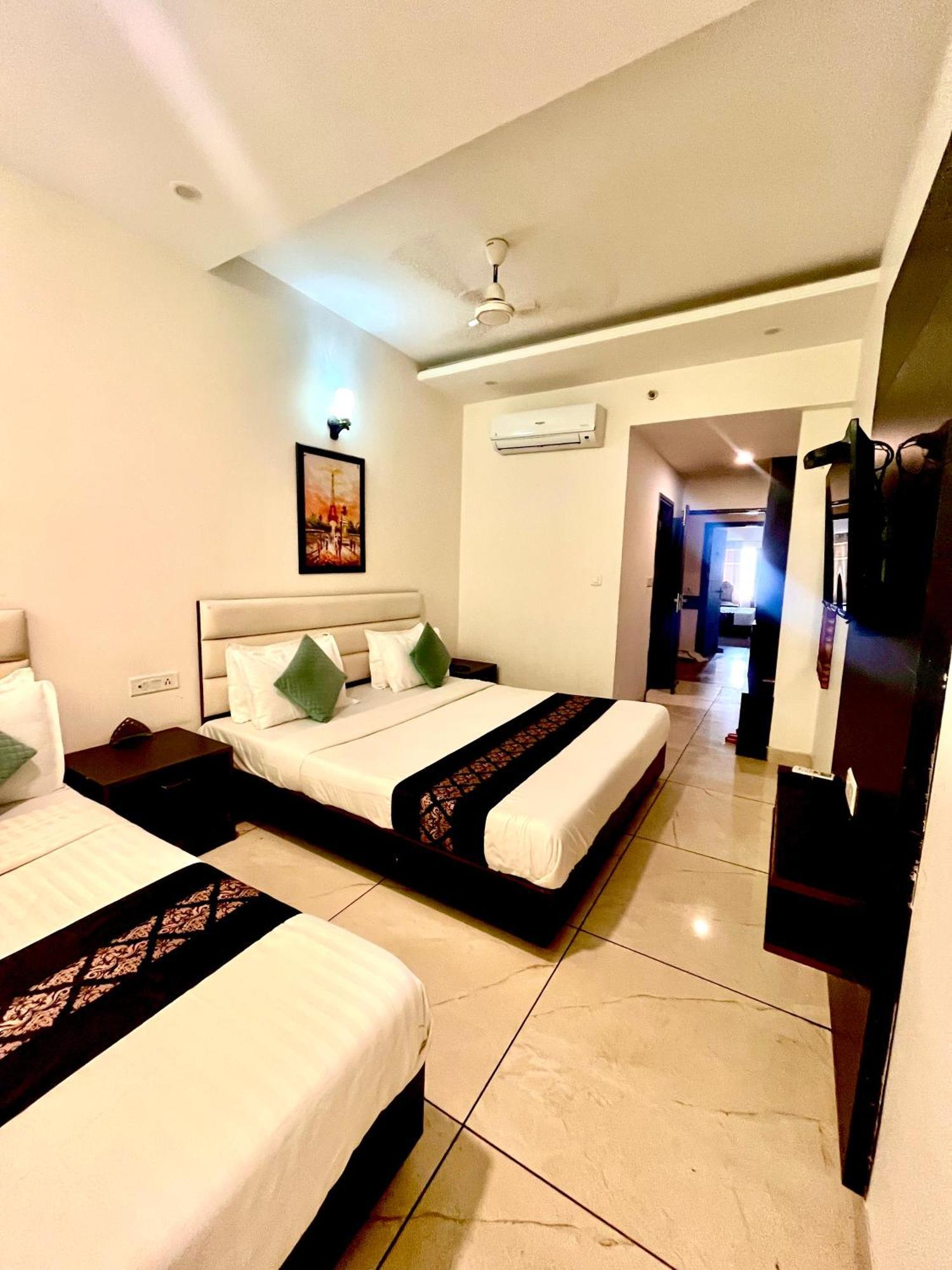 Hotel Jb Residency !! Luxurious & Royal Balcony Rooms !! Large Rooms Zirakpur 외부 사진