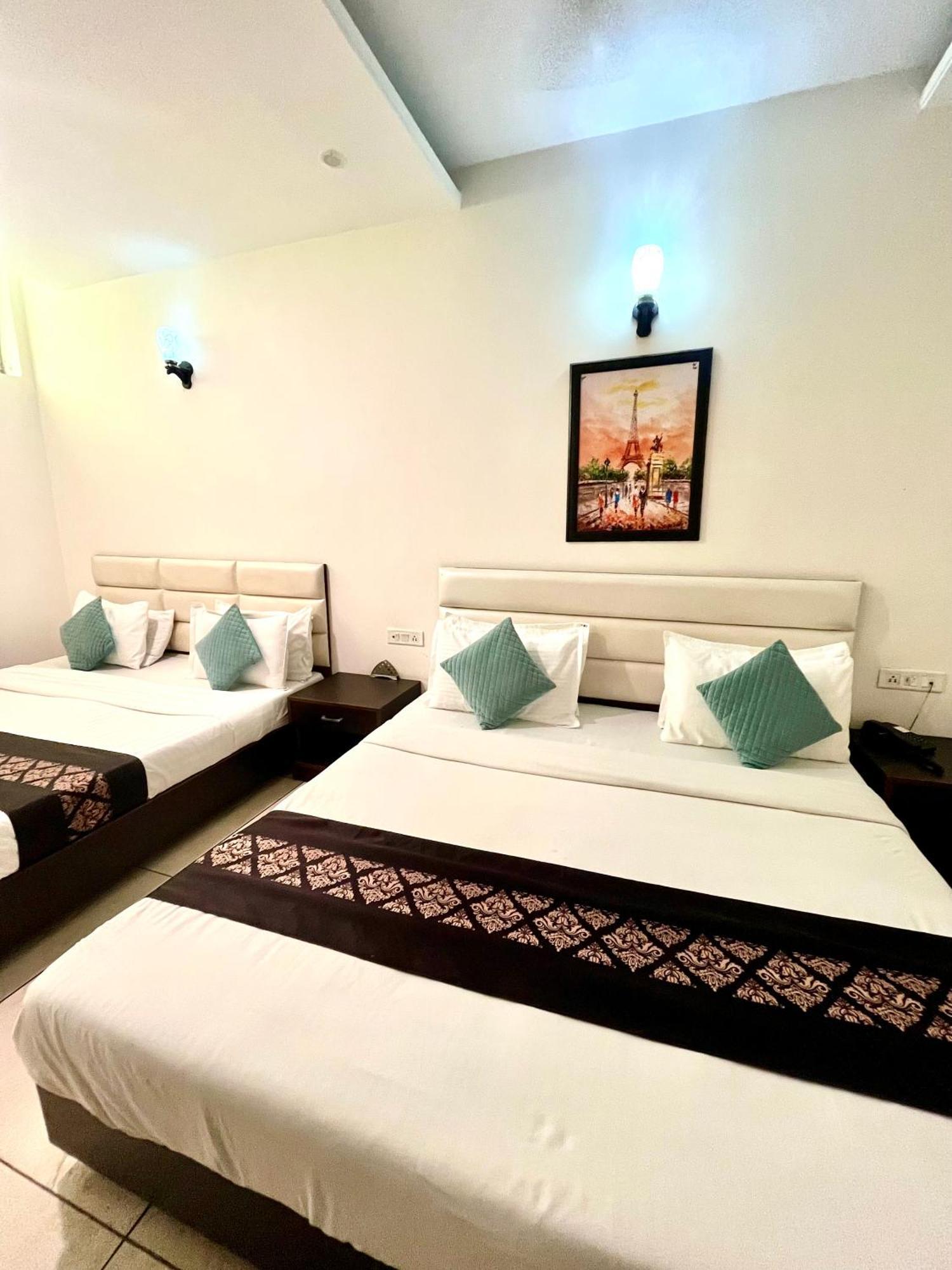 Hotel Jb Residency !! Luxurious & Royal Balcony Rooms !! Large Rooms Zirakpur 외부 사진