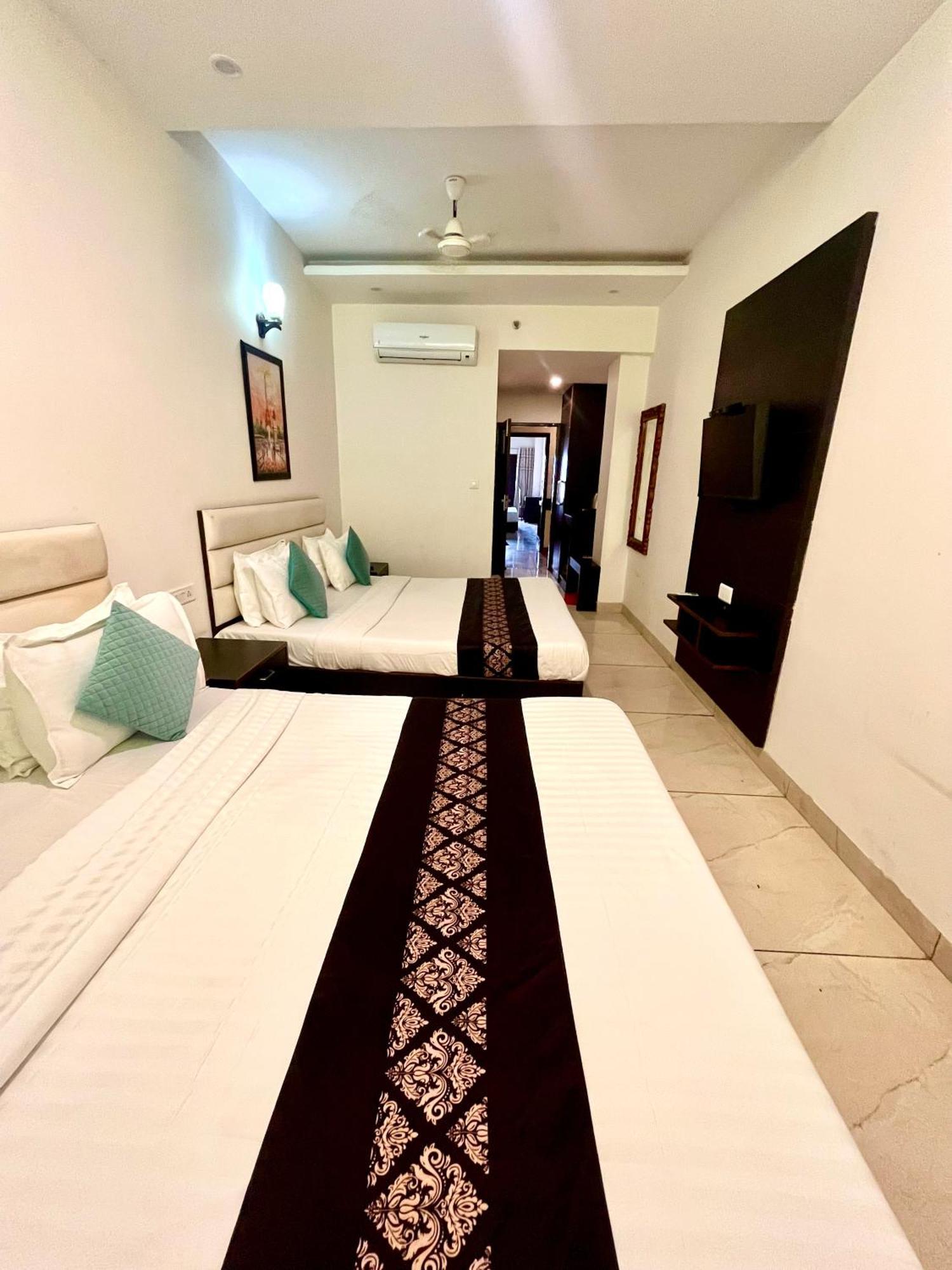 Hotel Jb Residency !! Luxurious & Royal Balcony Rooms !! Large Rooms Zirakpur 외부 사진